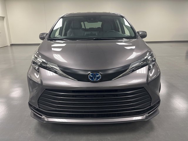 2024 Toyota Sienna LE photo 2