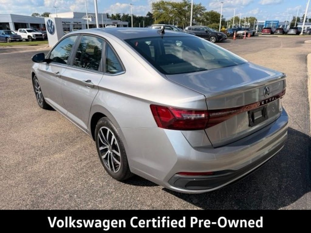 Certified 2025 Volkswagen Jetta 1.5T SE Sedan