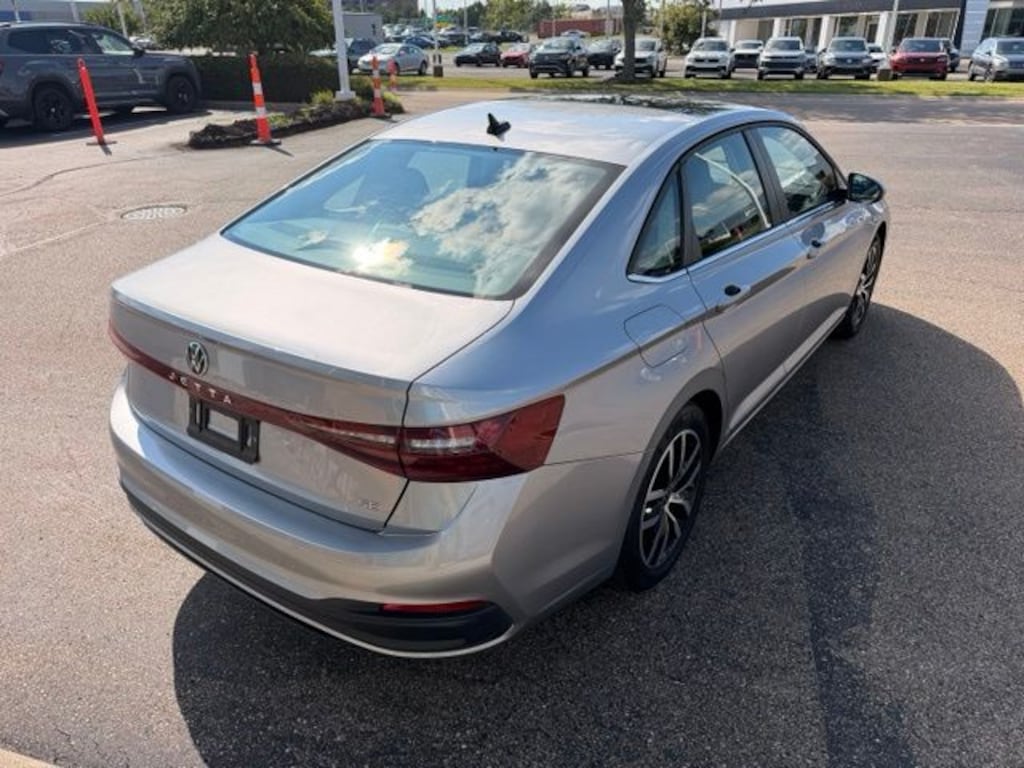Certified 2025 Volkswagen Jetta 1.5T SE Sedan