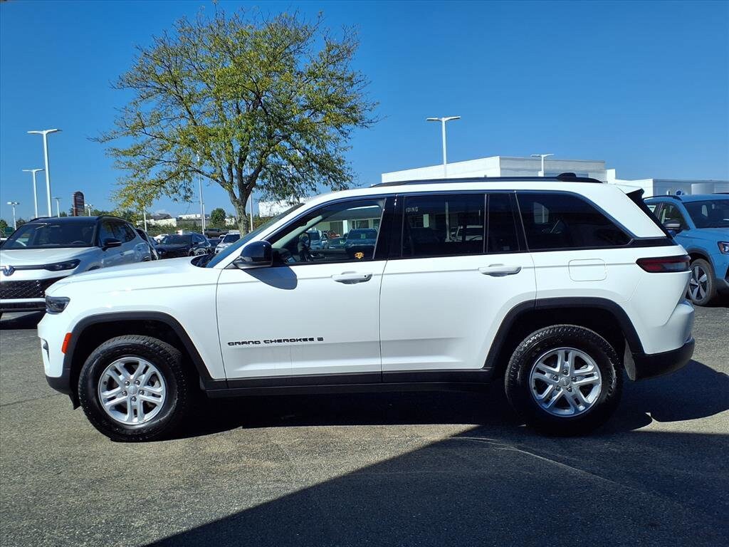 2023 Jeep Grand Cherokee Laredo photo 3