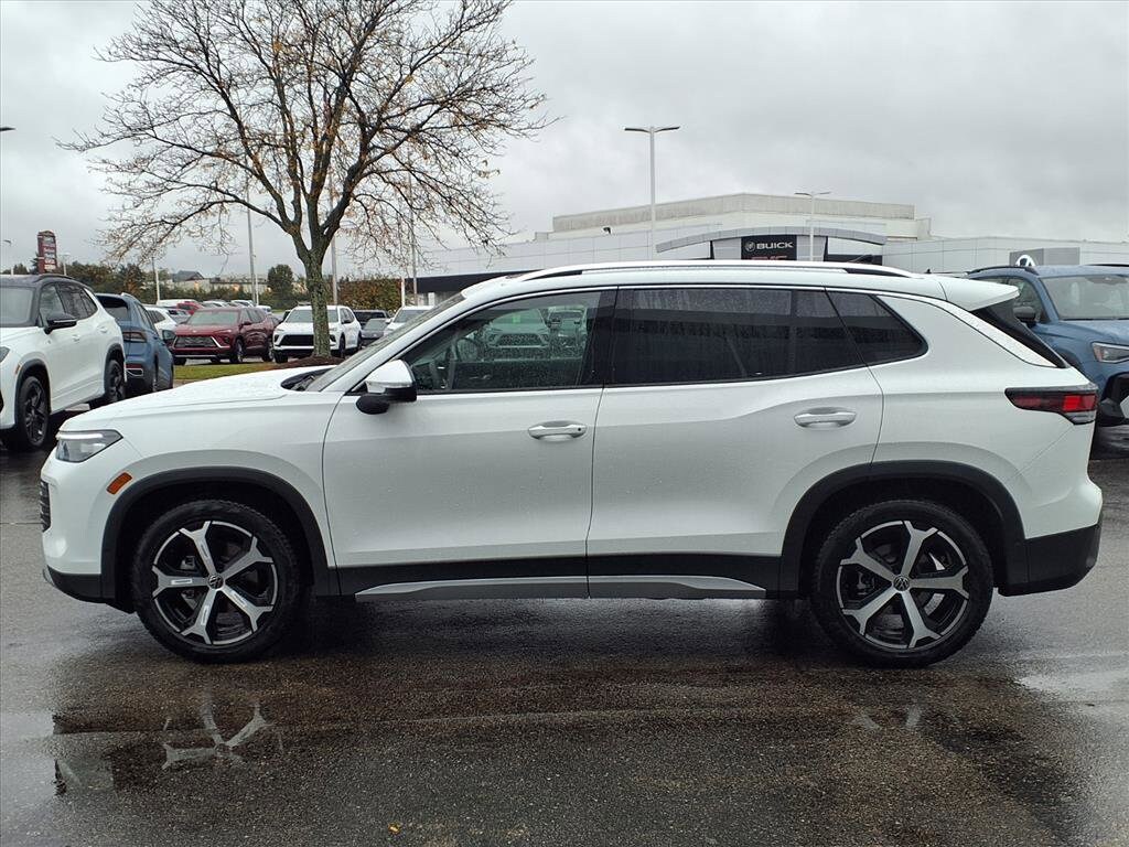 2026 Volkswagen Tiguan SE photo 3