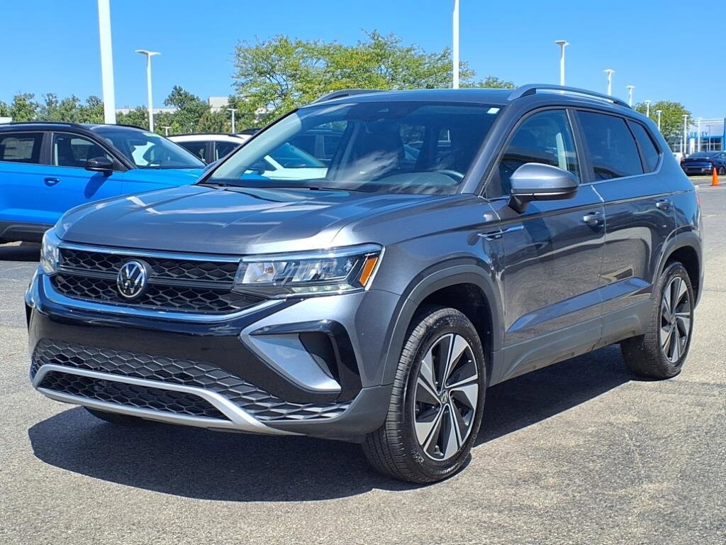 2024 Volkswagen Taos SE photo 2