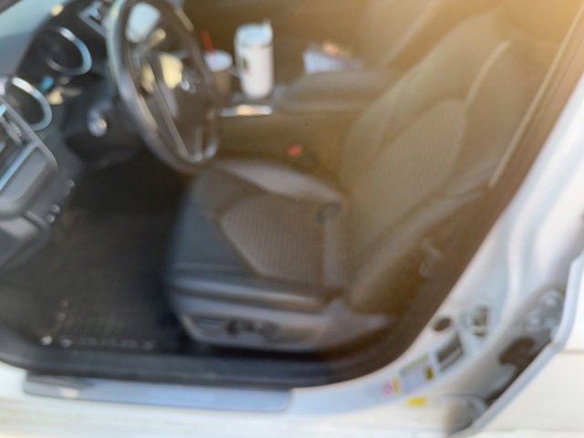 2018 Toyota Camry SE photo 3