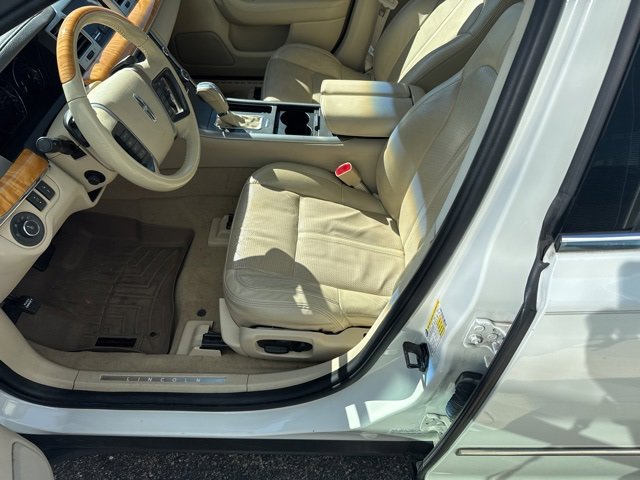 2010 Lincoln MKS Base photo 3