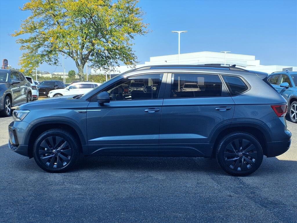 2022 Volkswagen Taos S photo 2