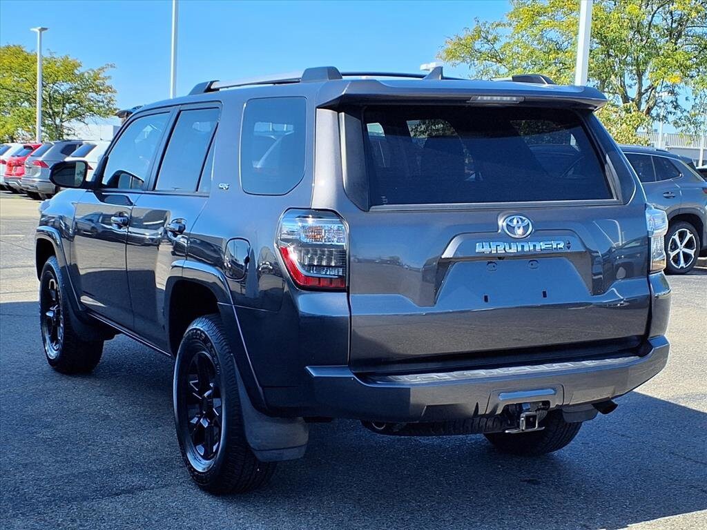 2022 Toyota 4Runner SR5 photo 4
