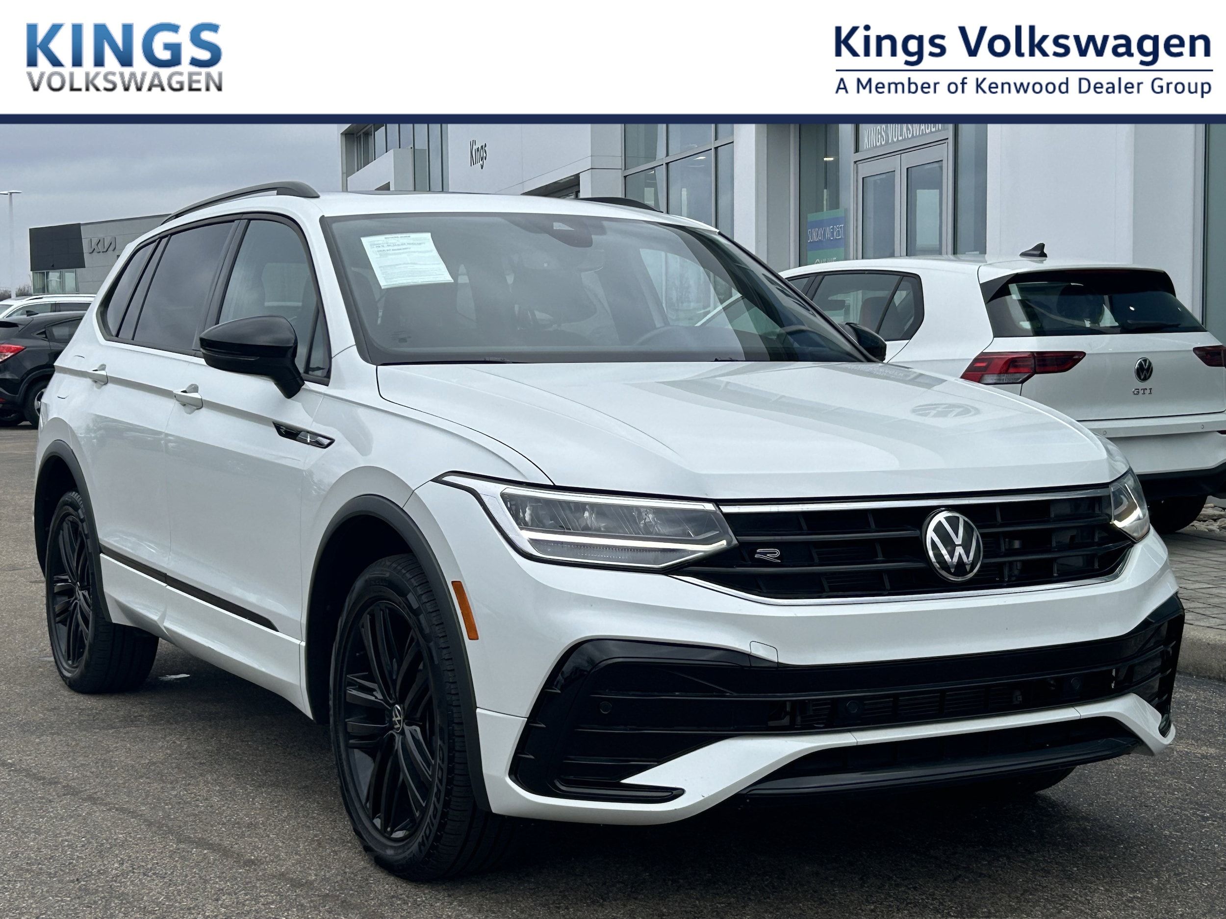 2022 Volkswagen Tiguan SE R-LINE BLACK's photo