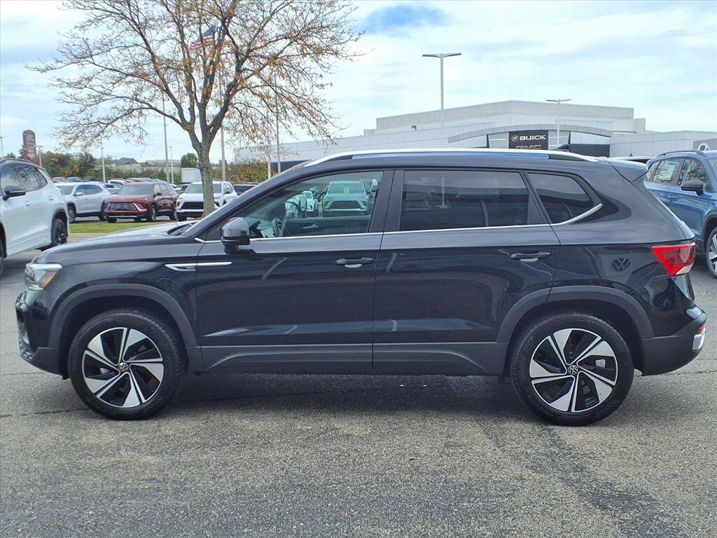 2024 Volkswagen Taos SE photo 2