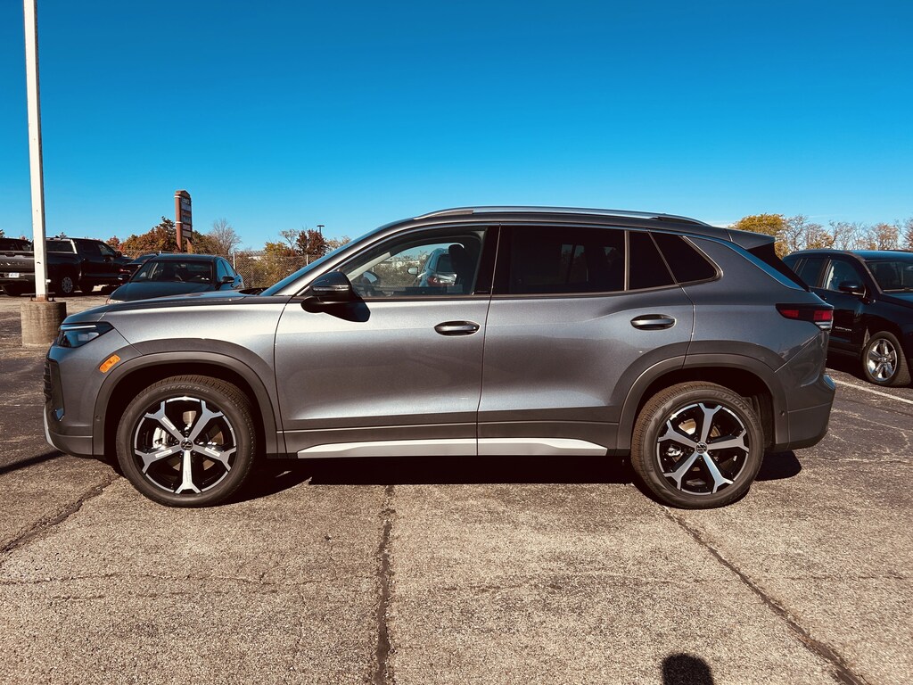 New 2025 Volkswagen Tiguan SE SUV