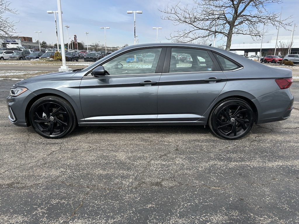 Used 2025 Volkswagen Jetta 1.5T SE Sedan