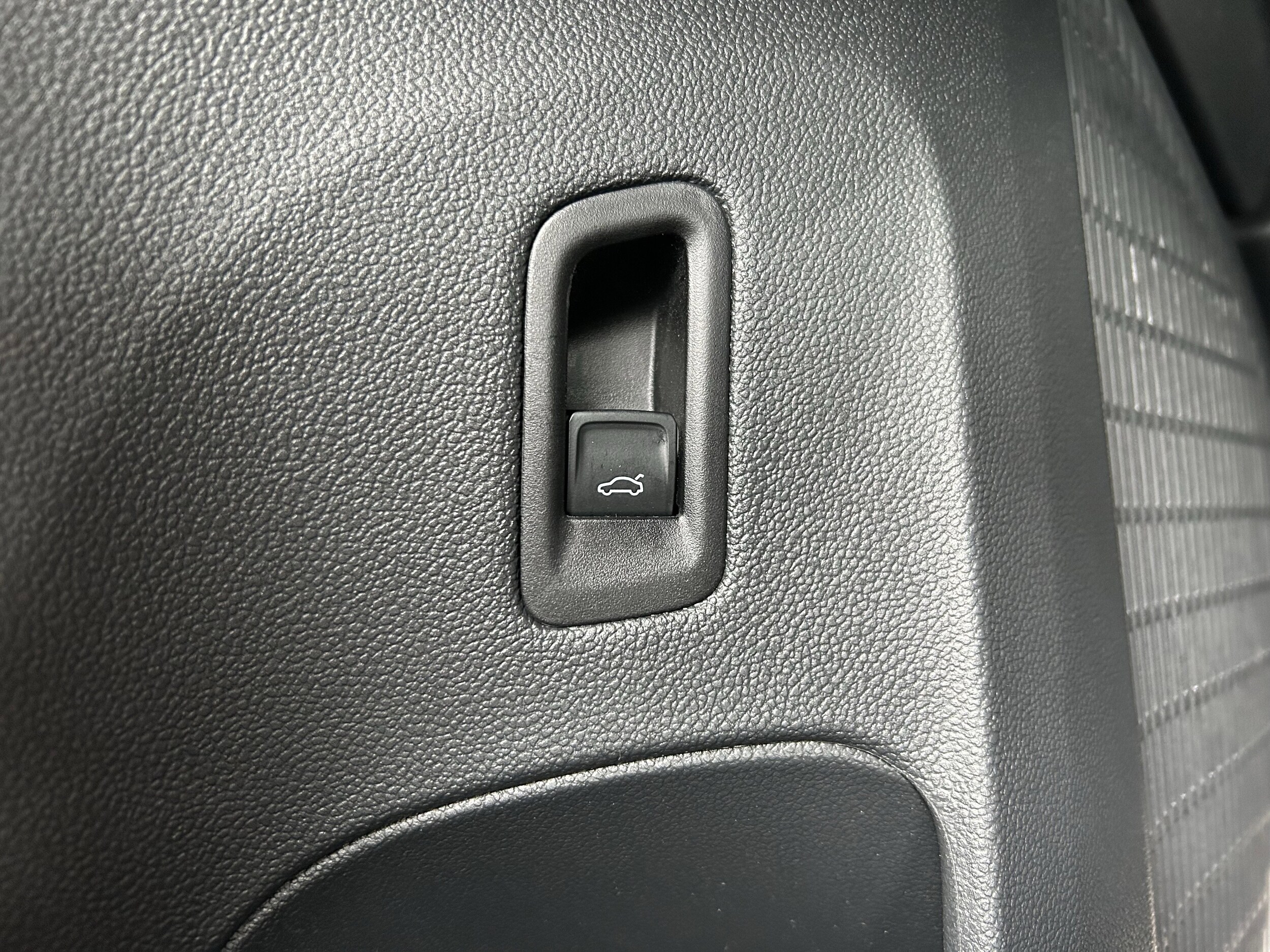 2025 Volkswagen Atlas Cross Sport SEL photo 4