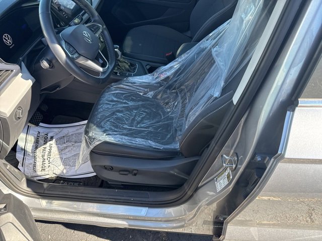 2022 Volkswagen Taos SE photo 2