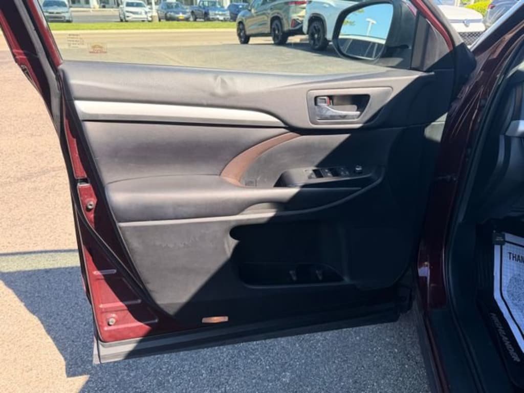 Used 2019 Toyota Highlander XLE V6 SUV