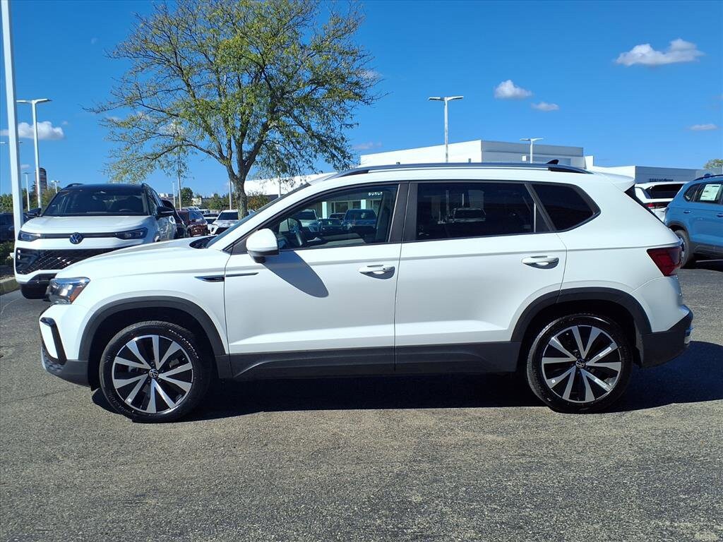 2024 Volkswagen Taos SE photo 3