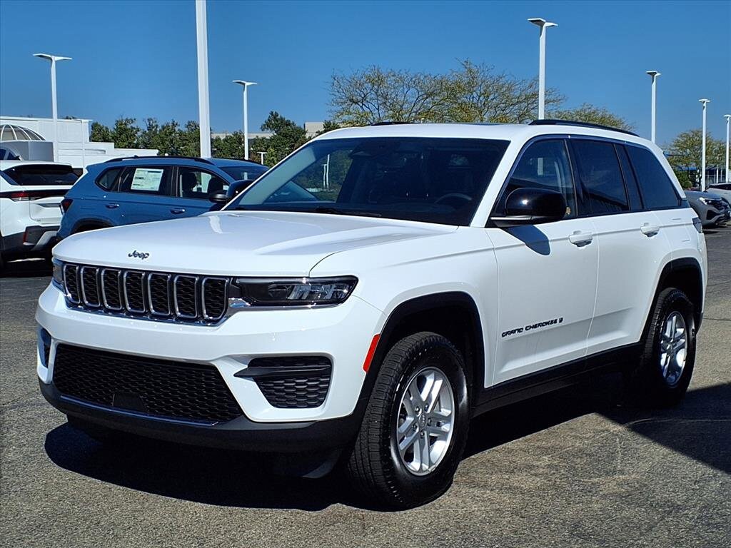 2023 Jeep Grand Cherokee Laredo photo 2