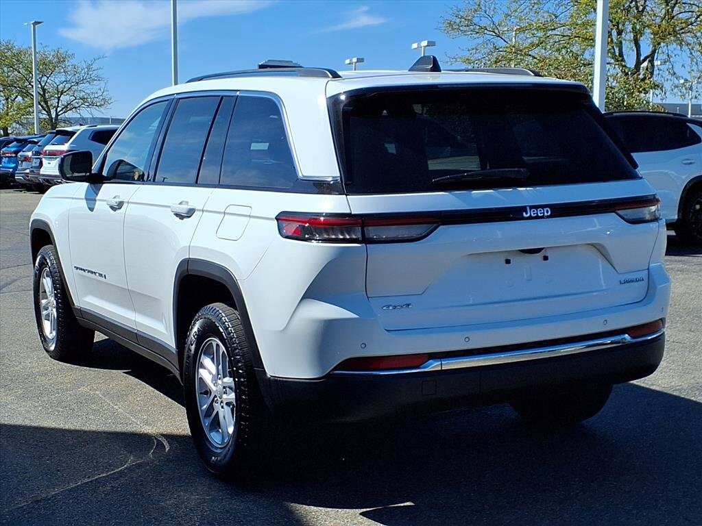 2023 Jeep Grand Cherokee Laredo photo 4