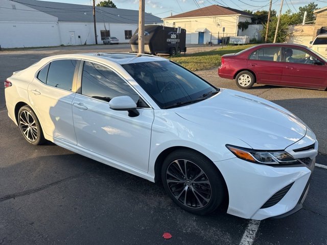 2018 Toyota Camry SE photo 2
