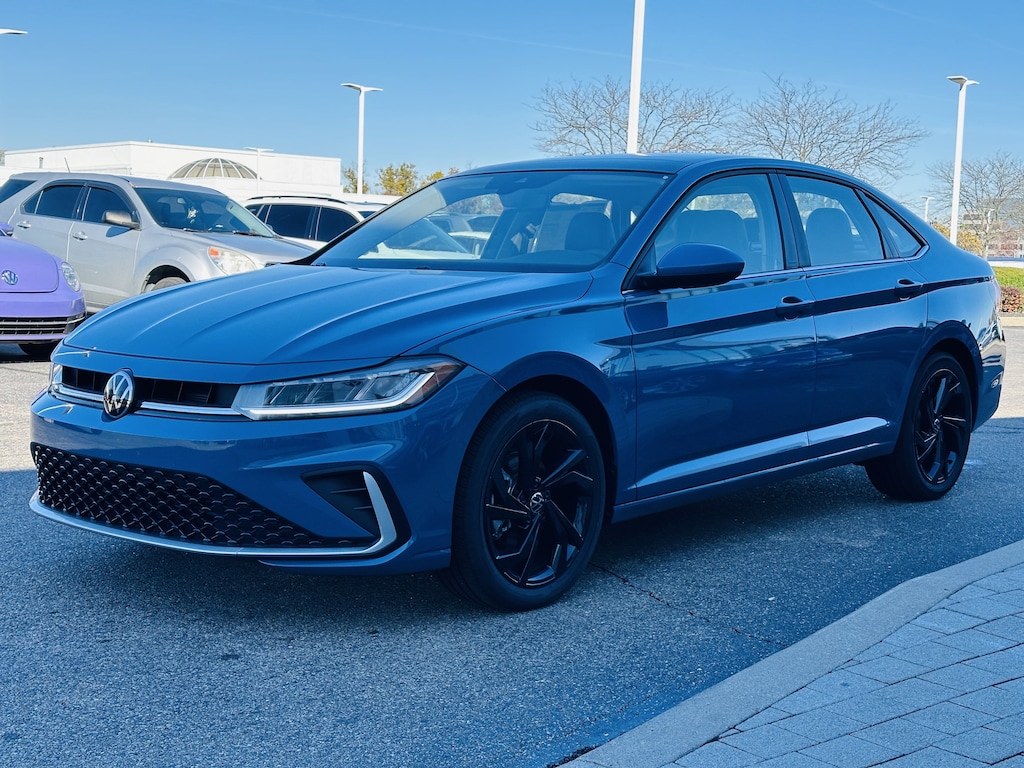 New 2025 Volkswagen Jetta SE Sedan