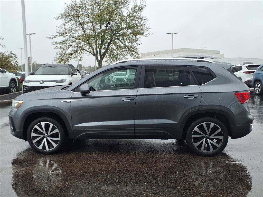 2024 Volkswagen Taos SE photo 3