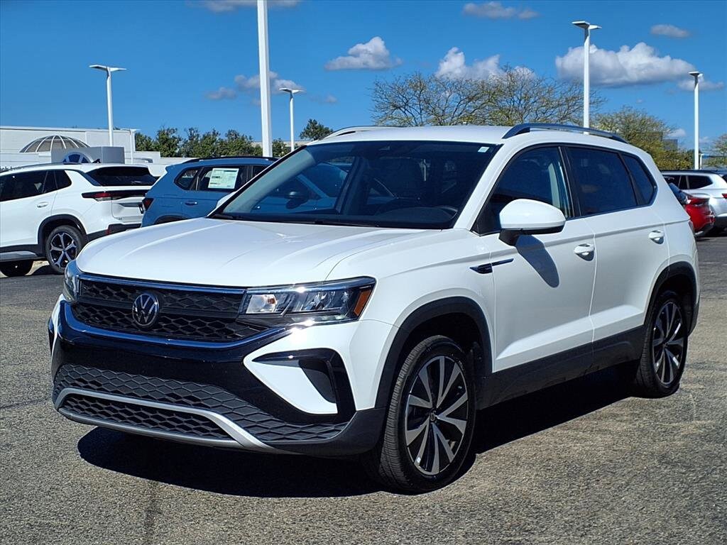 2024 Volkswagen Taos SE photo 2