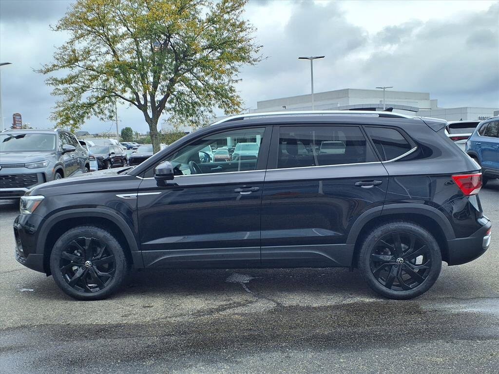 2022 Volkswagen Taos SE photo 3