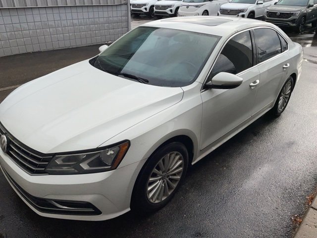 2017 Volkswagen Passat SE photo 2