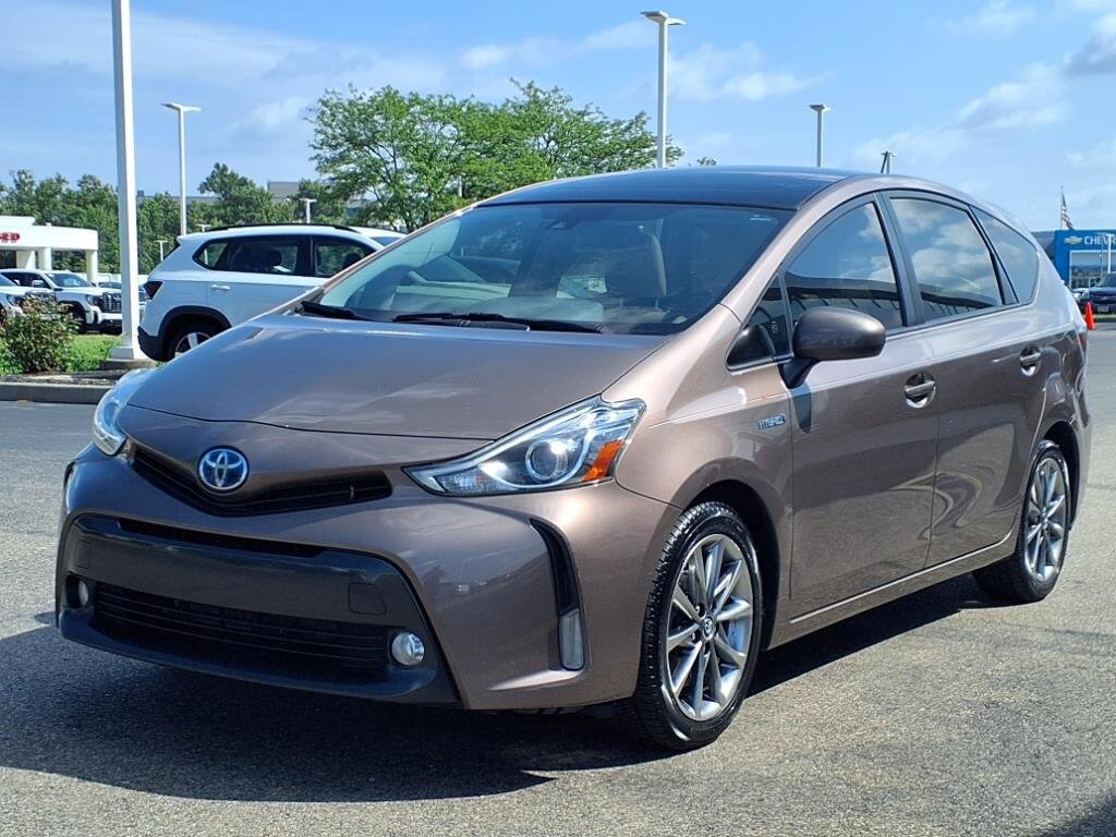 2017 Toyota Prius V Five photo 2