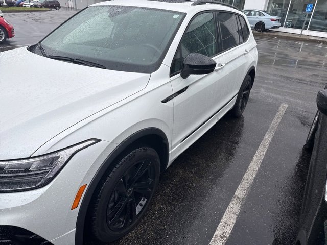 2024 Volkswagen Tiguan SE R-Line Black photo 2