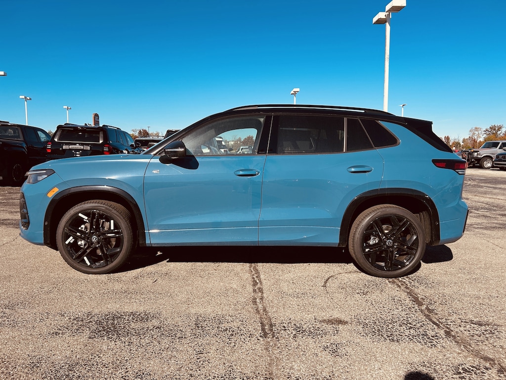 New 2026 Volkswagen Tiguan SE R-Line Black SUV