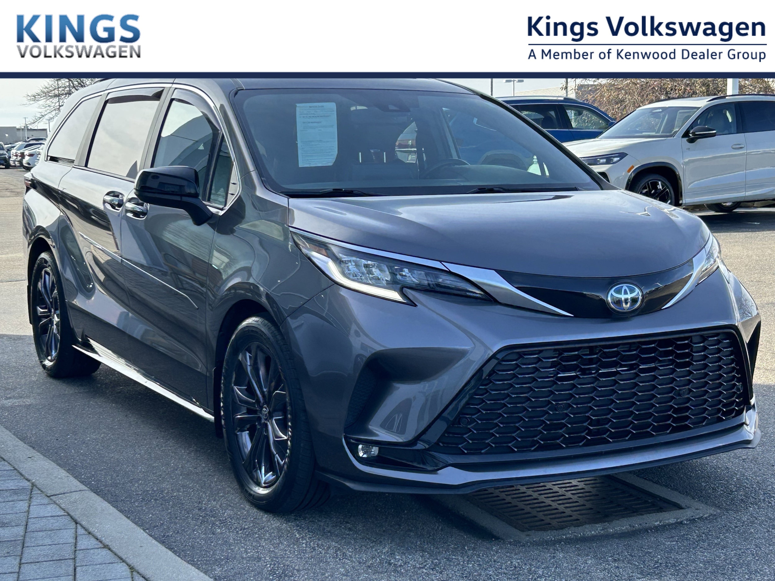 2022 Toyota Sienna XSE's photo