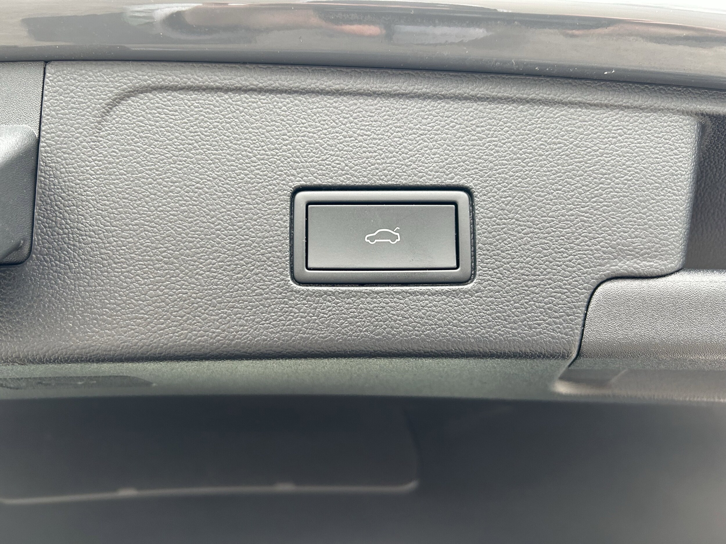 2025 Volkswagen Atlas Cross Sport SEL photo 3