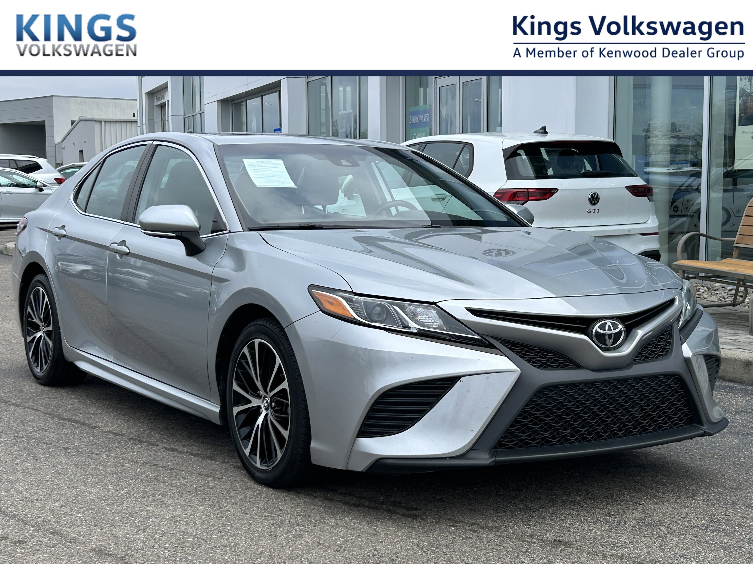 2019 Toyota Camry SE's photo