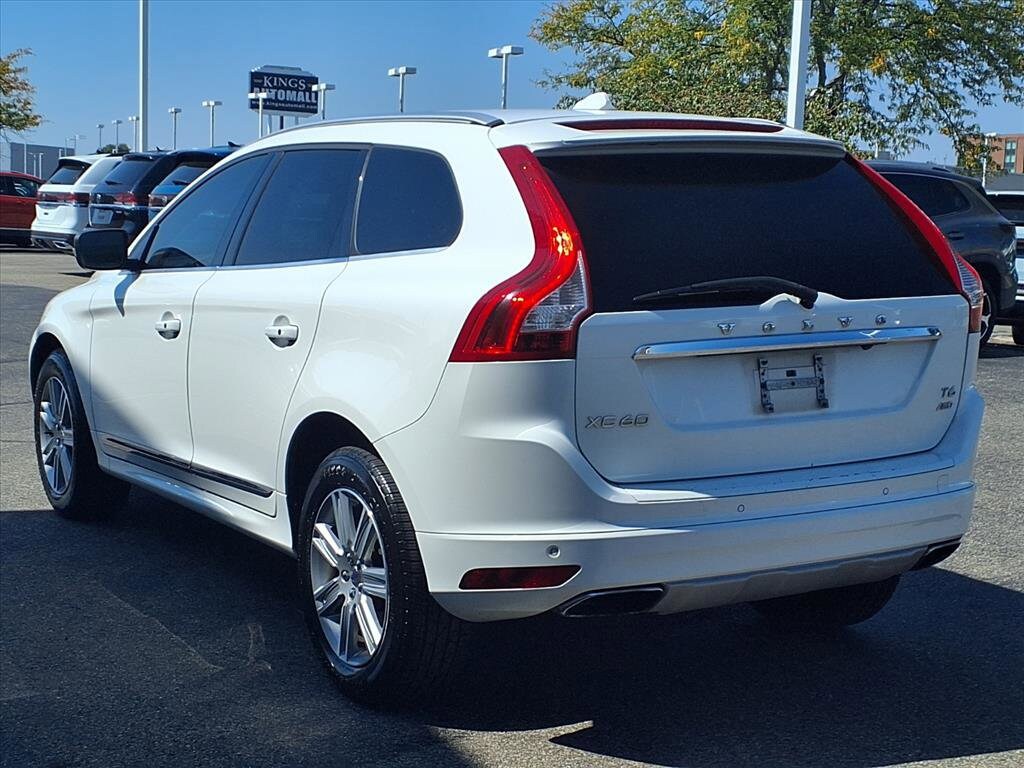 2016 Volvo XC60 T6 Drive-E photo 2