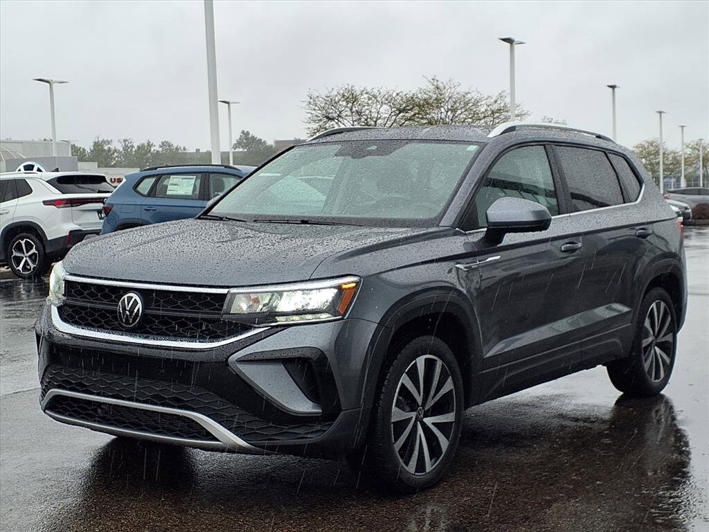 2024 Volkswagen Taos SE photo 2