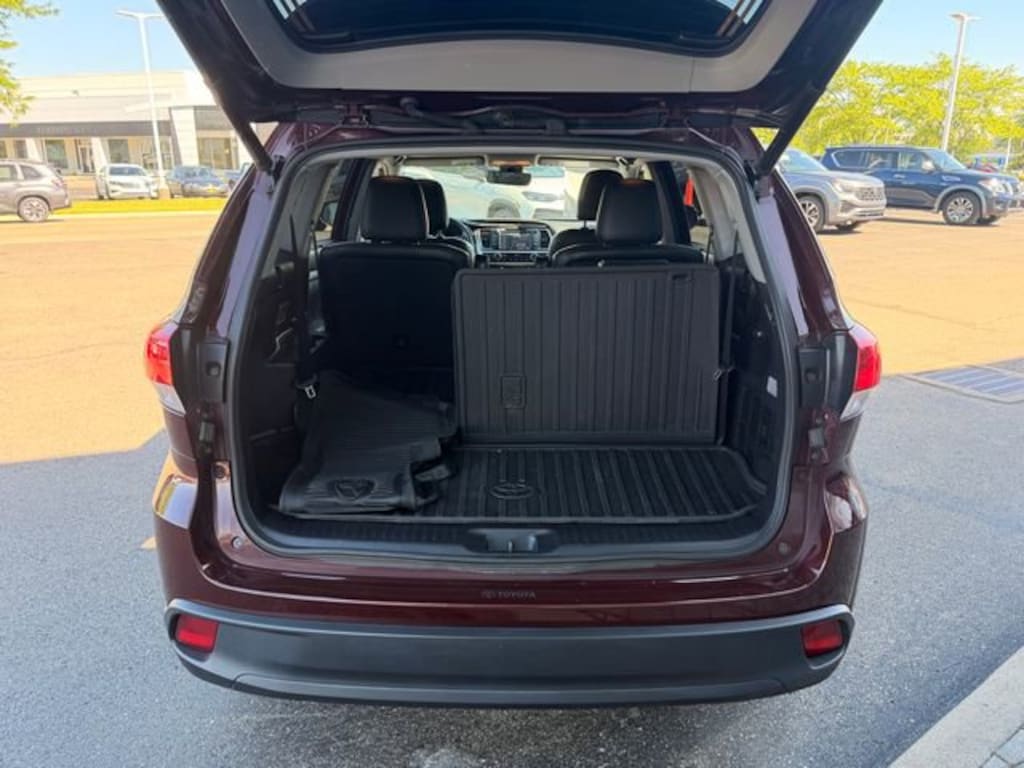 Used 2019 Toyota Highlander XLE V6 SUV
