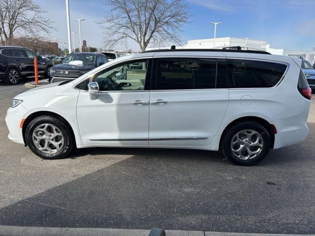 Used 2022 Chrysler Pacifica Limited Van Passenger Van