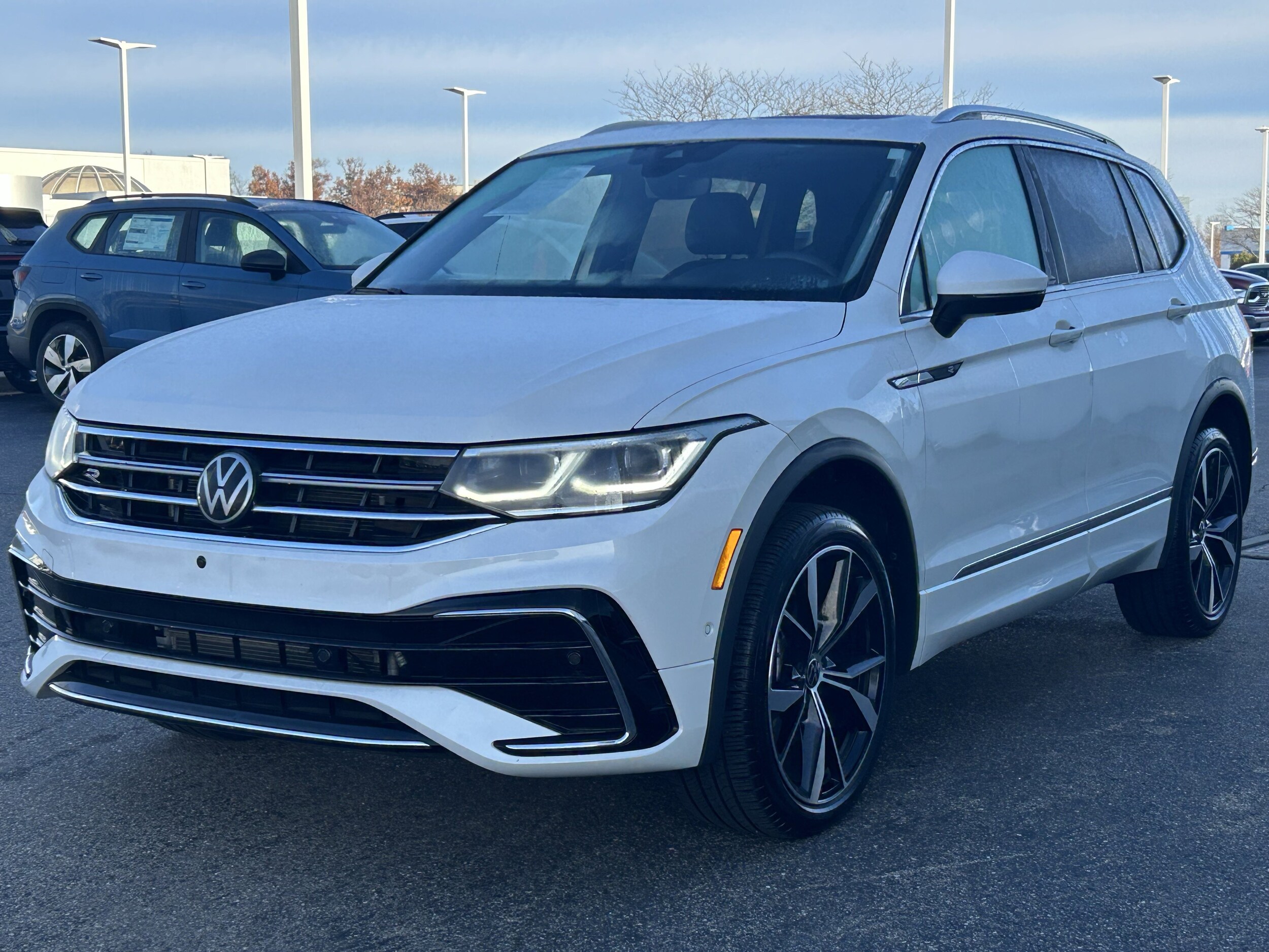 2024 Volkswagen Tiguan SEL R-Line Black photo 3