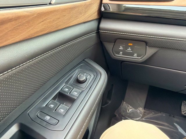 Used 2025 Volkswagen Atlas 2.0T SE SUV