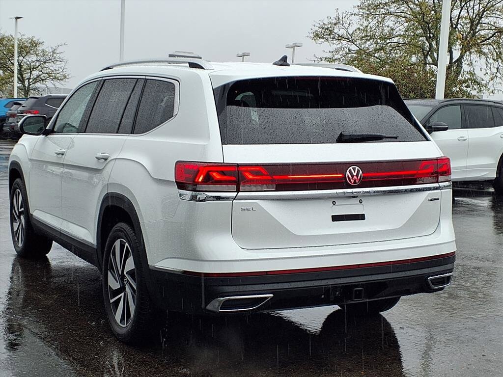 2024 Volkswagen Atlas SEL photo 2