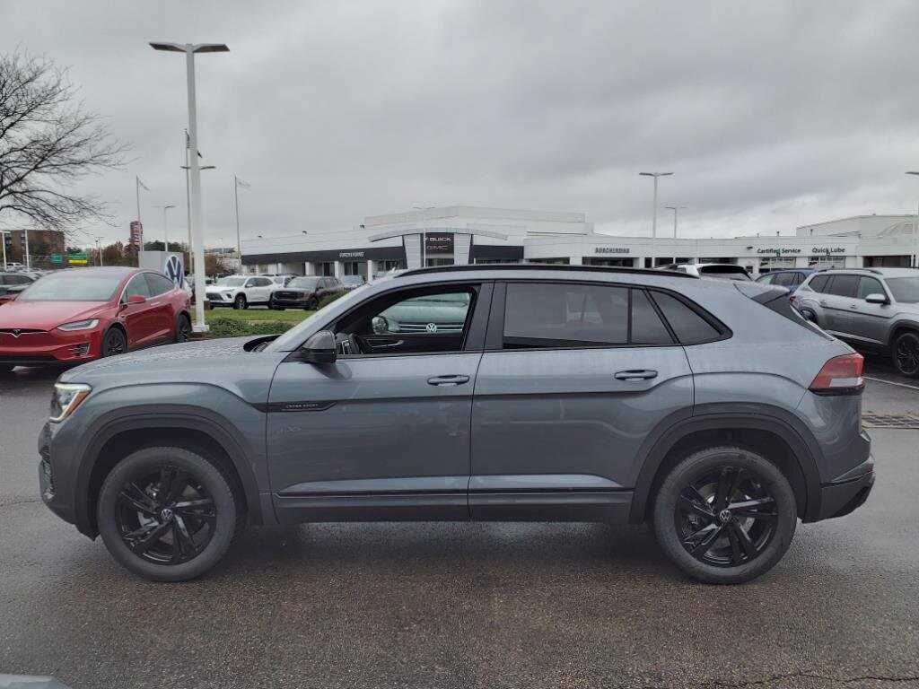 2025 Volkswagen Atlas Cross Sport SEL R-Line photo 3