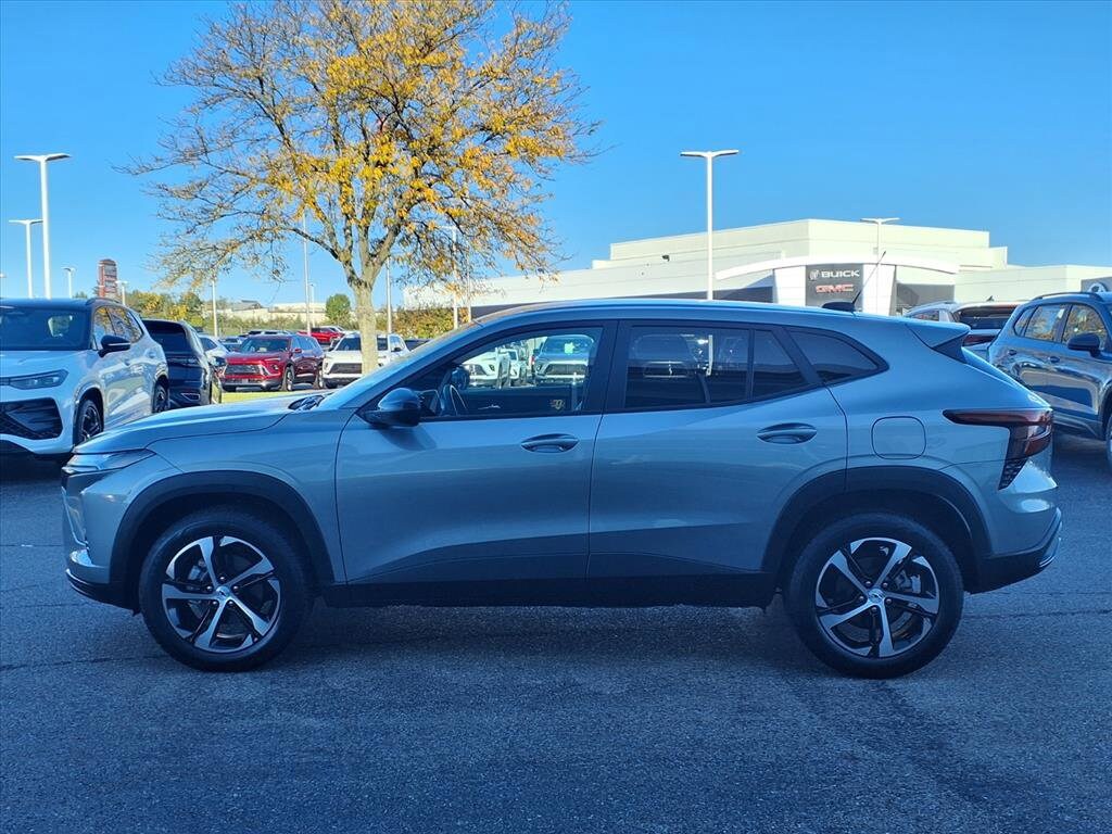 2024 Chevrolet Trax photo 2