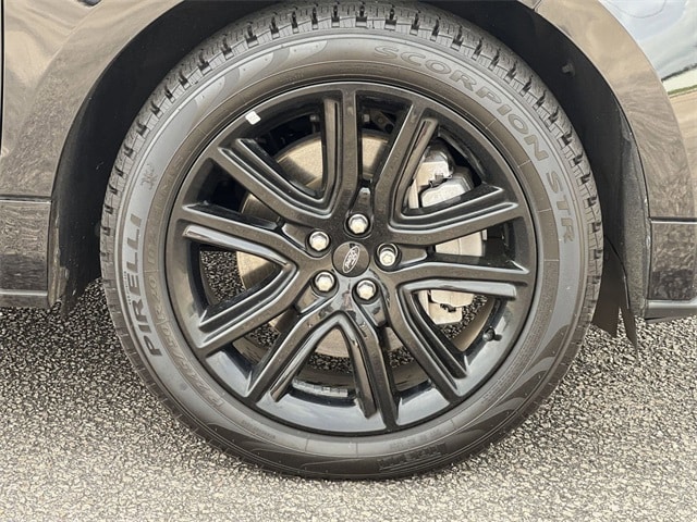 2021 Ford Edge ST photo 3