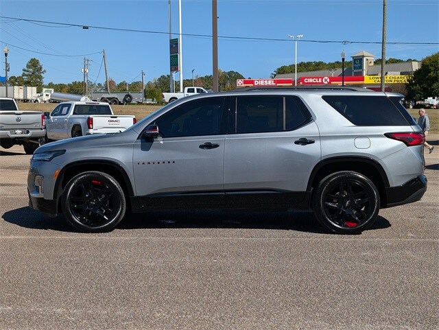 2023 Chevrolet Traverse Premier photo 2
