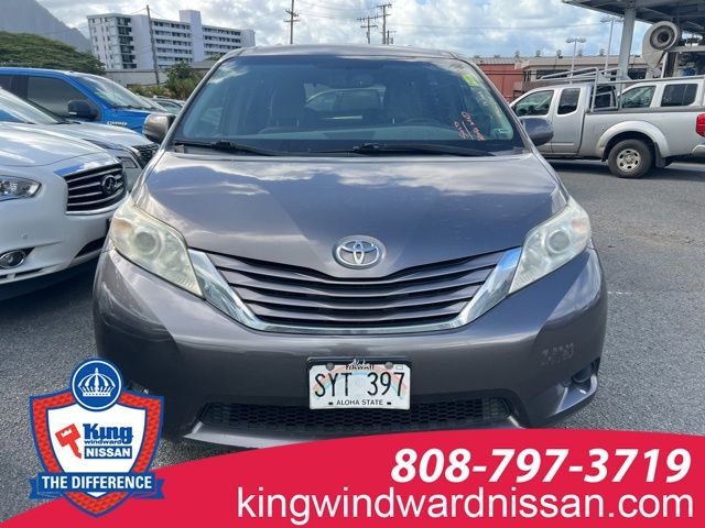 2016 Toyota Sienna L photo 2