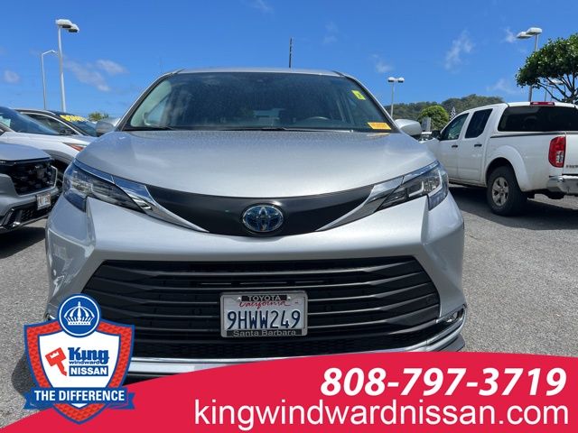 2023 Toyota Sienna XLE photo 2