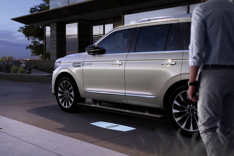 2021 Lincoln Navigator with illuminated running boards