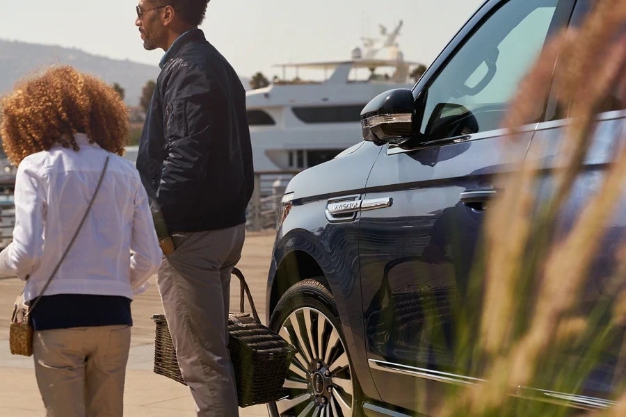 2021 Lincoln Navigator with power folding mirrors