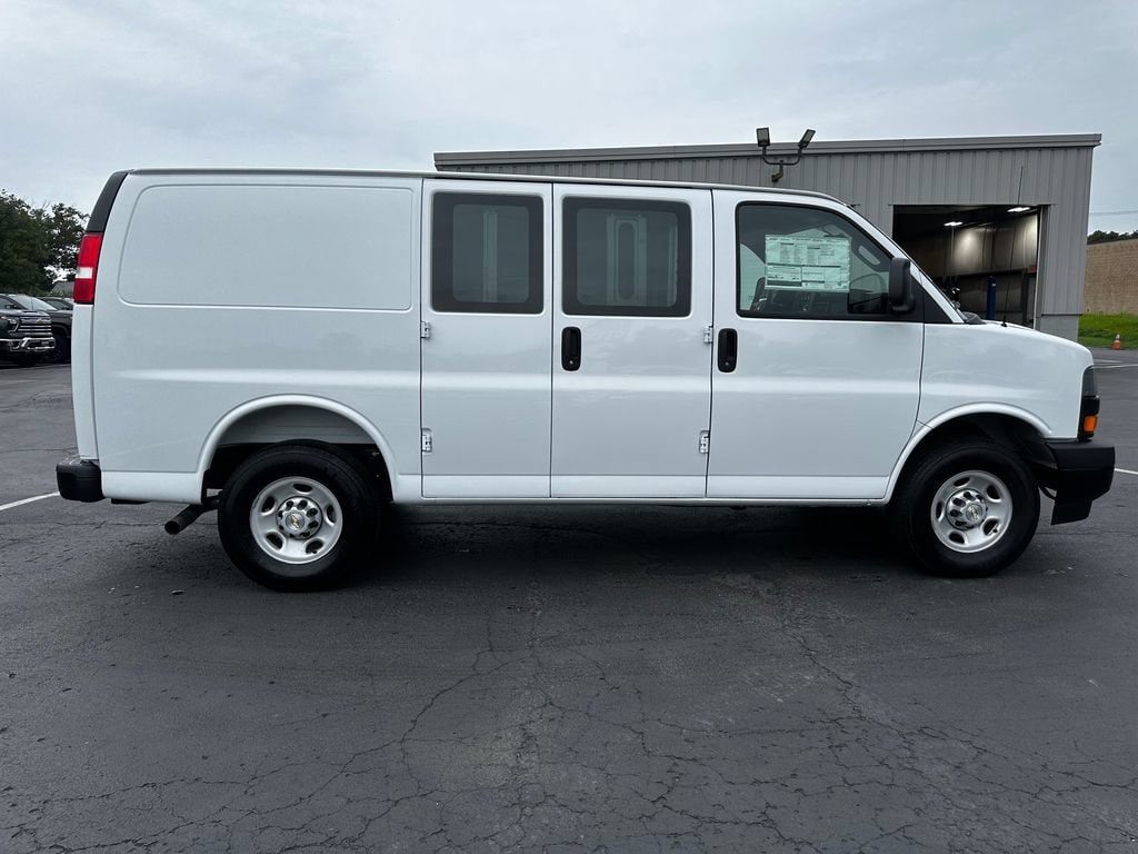 2025 Chevrolet Express Cargo Work Van - Photo 10