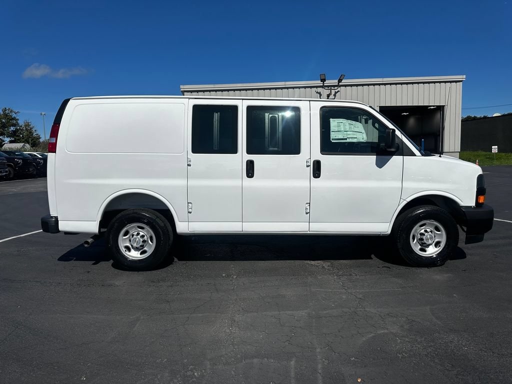 2025 Chevrolet Express Cargo Work Van - Photo 10