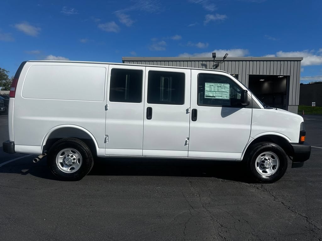2025 Chevrolet Express Cargo Work Van - Photo 10